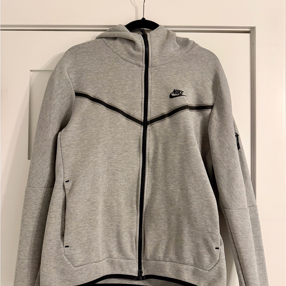 Nike Men Light Gray tech Jacket and jogger pants set size L